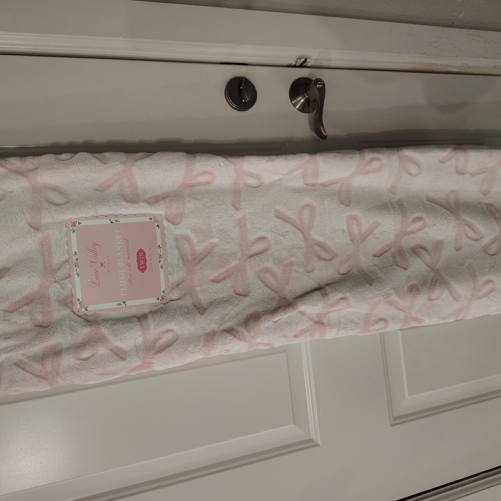 Madison Soft Pink Plush Blanket with Bow Pattern